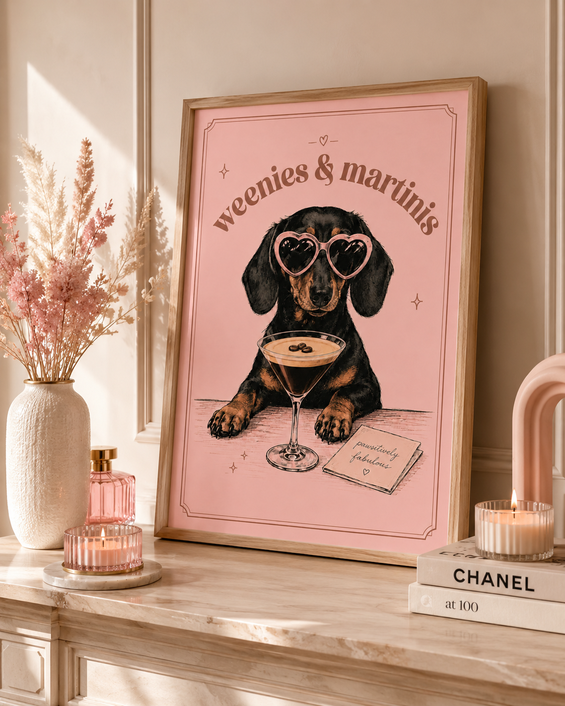 Dackel Poster mit Espresso Martini | Weenies & Martinis Wandbild | Lustiges Dackel Poster | Dachshund Print | Pinke Hunde Deko